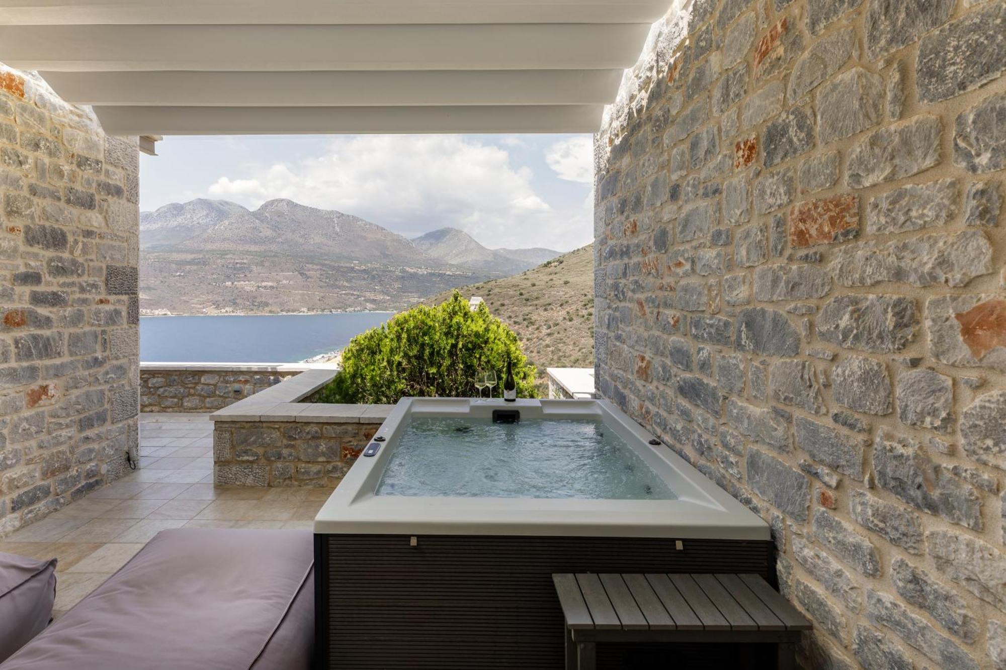 Trapela Limeni Luxury Suites Стая снимка