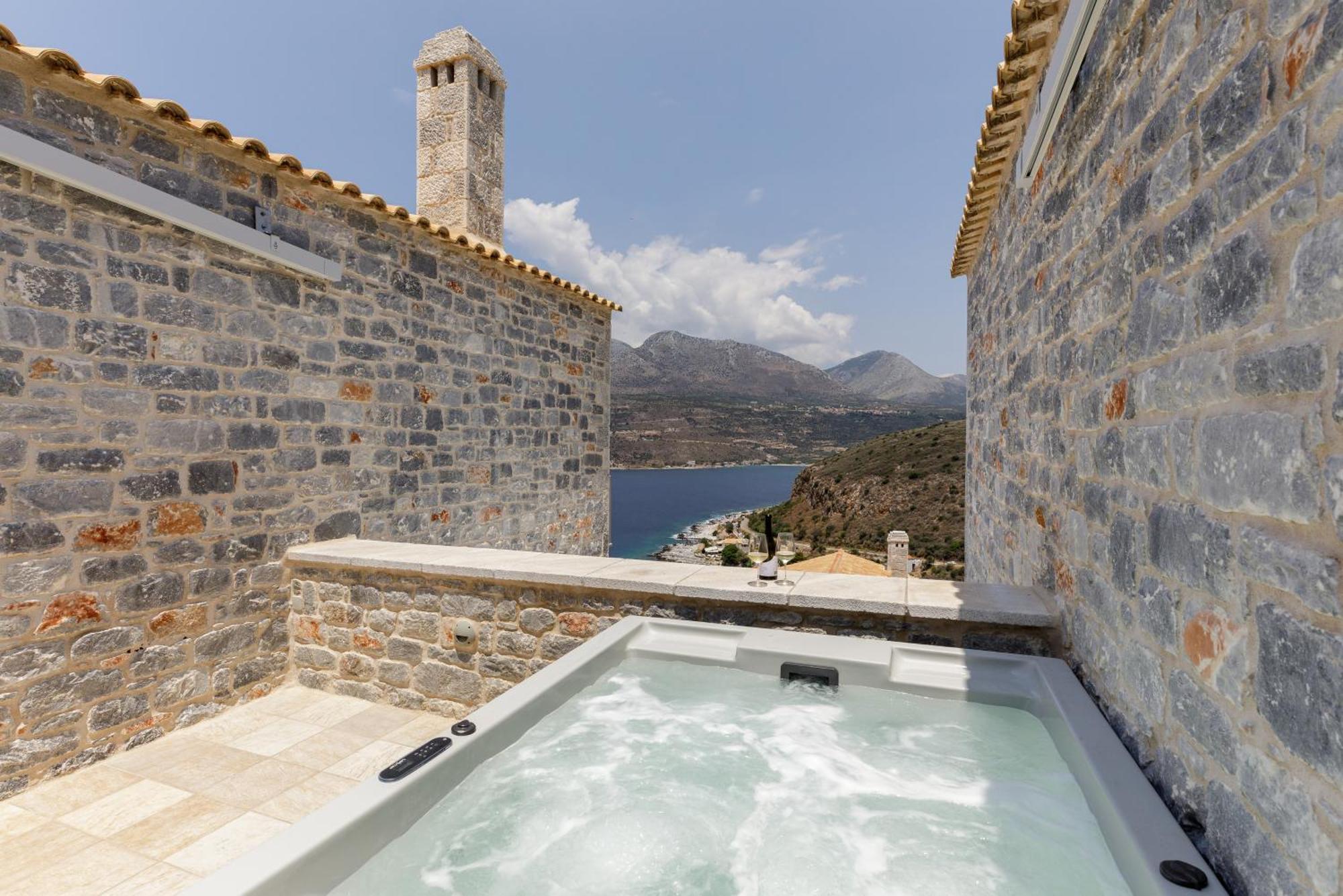 Trapela Limeni Luxury Suites Стая снимка
