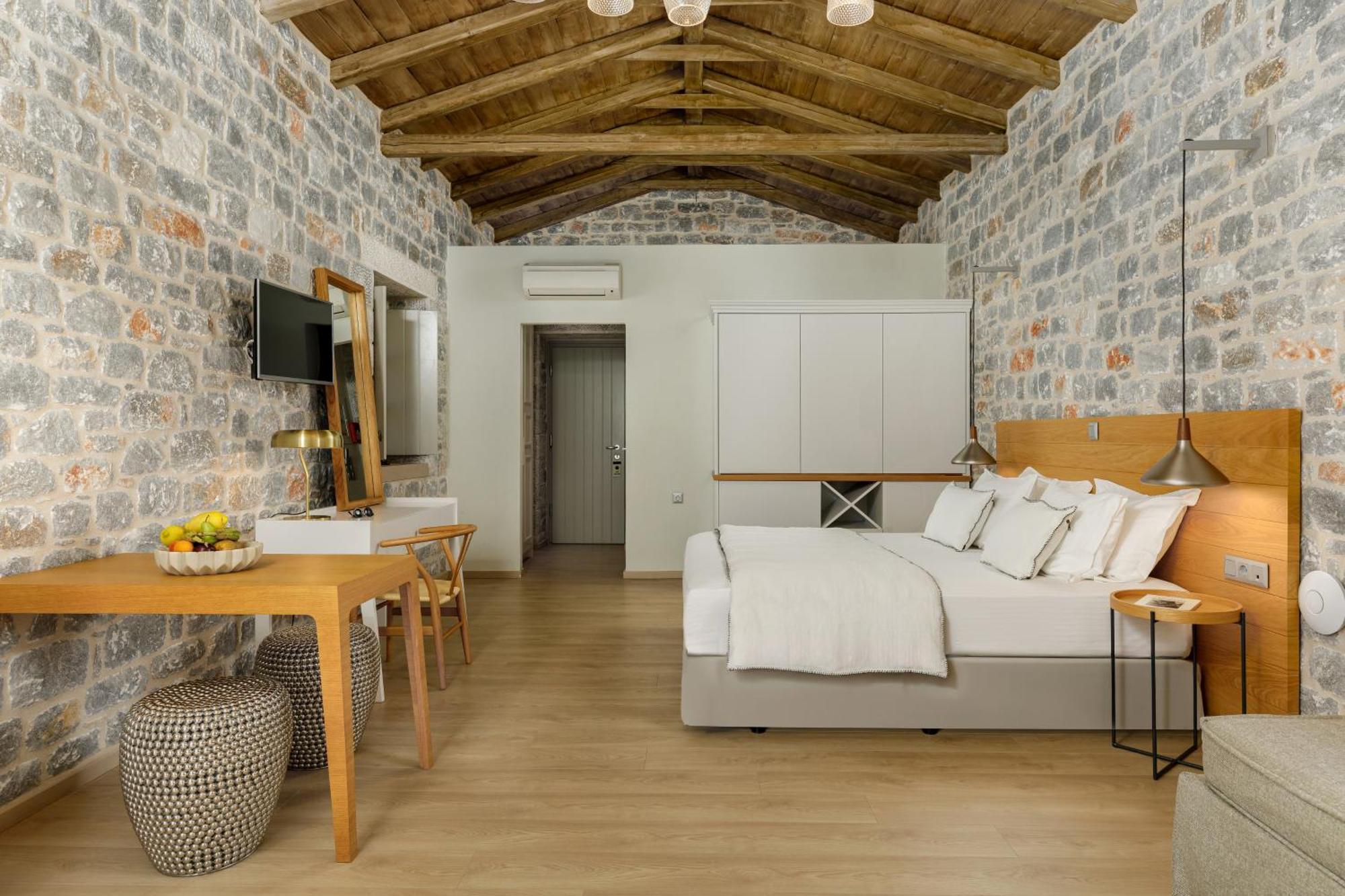 Trapela Limeni Luxury Suites Стая снимка